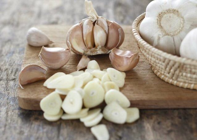 Knoblauch zur Vorbereitung einer wirksamen Massage bei der Behandlung von Arthrose des Kniegelenks